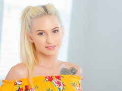 Sucer une bite, En levrette, Doigter, Branlette thaïlandaise, Pov, Rasée, Dénudage, Adolescente