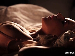 Grosse bite, Gros seins, En gros plan de très près, Femelle, Doigter, Chatte, Rasée, Jarretelles