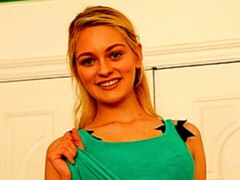 Grosse bite, En levrette, Petite femme, Rasée, Cheveux courts, Maigrichonne, Adolescente, Nénés