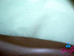 Amateur, Salle de bains, Sucer une bite, Éjaculation interne, Branlette thaïlandaise, Petite amie, Masturbation, Vibromasseur