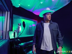 Grosser arsch, Grosse titten, Blondine, Betrug, Paar, Absätze, Rock, Stiefmutter