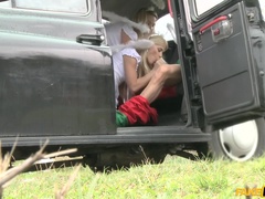 Amateur, Voiture, Faciale, 2 femmes 1 homme, De plein air, Pov, Plan cul à trois, Jouets