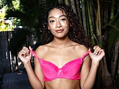 Enthousiasteling, Vingeren, Masturbatie, Natuurlijke tieten, Kort haar, Alleen, Strippen, Tieten likken