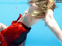 18 летние, Блондинки, Бассейн, На публике, Соло, Молоденькие, Тугие, Сиськи