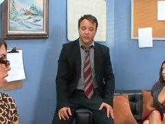 Grote lul, Pijpbeurt, Sperma in mond, Diep in de keel, Sperma in gezicht, Natuurlijke tieten, Secretaresse, Trio