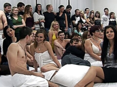 Sucer une bite, Brunette brune, Groupe, Seins naturels, Orgie, Pov, Rasée, Adolescente