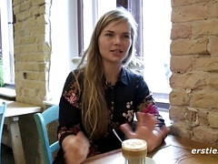 Enthousiasteling, Grote mammen, Bruinharig, Vingeren, Masturbatie, Natuurlijke tieten, Alleen, Tieten likken