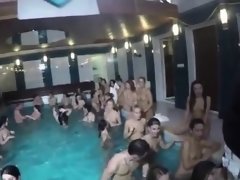 Blonde, Sucer une bite, Brunette brune, Doigter, Groupe, Hard, Public, Nénés