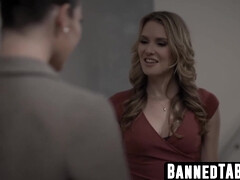 Blonde, Brunette brune, Éjaculer dans la bouche, Tir de sperme, Fétiche, Tabou, Plan cul à trois, Nénés