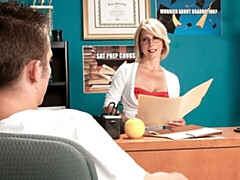 Grosse bite, Gros seins, Blonde, Sucer une bite, En levrette, Mère que j'aimerais baiser, Bureau, Cheveux courts