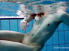 Nana, Brunette brune, Tchèque, Fétiche, Piscine, Public, Maigrichonne, Fumer