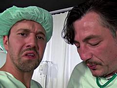 Grosse bite, Gros seins, Sucer une bite, Médecin, Hard, Hd, Tatouage, Plan cul à trois
