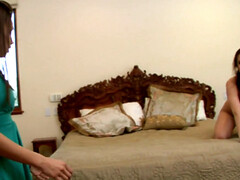 Большая жопа, Брюнетки, Дилдо, Забавное, Натуральные сиськи, Душ, Сюрприз, Втроем