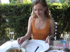 Amateur, Corridas faciales, Novia, Pajear, Al aire libre, Pequeña, Flaco, Tetas