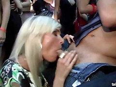 ブロンド, 着衣女と全裸男, グループ, Hd, 異人種間, 淫乱熟女, パーティ, ストッキング