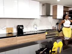 Enthousiasteling, Grote mammen, Pijpbeurt, Rondborstig, Sperma in gezicht, Hd, Keuken, Moeder die ik wil neuken