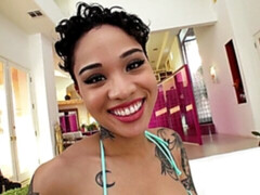 Leie, Grosser arsch, Braunhaarige, Fingern, Masturbation, Solo, Entkleiden, Titten