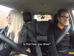 Leie, Grosse titten, Blasen, Auto, Betrug, Hundestellung, Lecken, Muschi