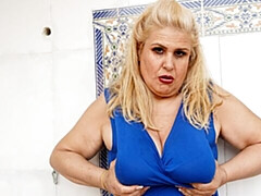 Grosser arsch, Grosse titten, Blondine, Pummelig, Fingern, Masturbation, Solo, Entkleiden