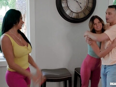 Gros seins, Sucer une bite, Brunette brune, Queue, Branlette thaïlandaise, Léchez, Chatte, Plan cul à trois