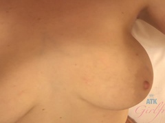 Anal, Masturbacion con pies, Novia, Gafas, Pequeña, Perforación, Coño, Medias largas