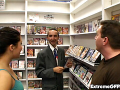 18 ans, Asiatique, Gros seins, Sucer une bite, Brunette brune, Petite femme, Actrice du porno, Plan cul à trois