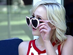 Culo grande, Tetas grandes, Rubia, Mamada, Estilo perrito, Pequeña, Cabello corto, Flaco