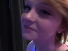 Leie, Fingern, Freundin, Orgasmus, Zierlich, Öffentlich, Kurzes haar, Rock