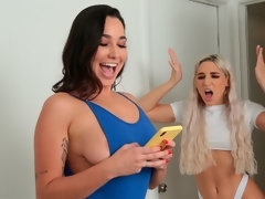 Culo grande, Rubia, Mamada, Penetracion con dedos, Pajear, Bofetada, Estriptis, Adolescente