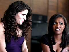 Verga grande, Mamada, Morena, Estilo perrito, Doble penetracion, Tetas naturales, Flaco, Tetas