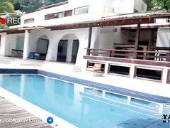 アナル, デカ尻, デカパイ, 異人種間, アウトドア, プール, タトゥー, オッパイの