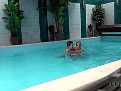 お尻, フェラチオ, カップル, チン, Hd, 淫乱熟女, プール, フェラする