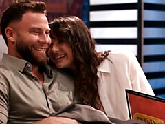 18 ans, Grosse bite, Sucer une bite, Brunette brune, En levrette, Seins naturels, Adolescente, Nénés