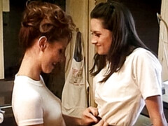 茶髪の, 指いじり, 毛深い, キス, レズビアン, なめる, オナニー, ストリッピング