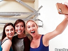 Enthousiasteling, Grote kont, Pijpbeurt, Hondjeshouding, Natuurlijke tieten, Orgie, Feest, Tieten likken