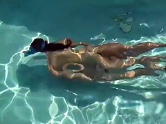 Grosse titten, Braunhaarige, Ungarisch, Pool, Öffentlich, Erotischer film, Jungendliche (18+), Unter wasser