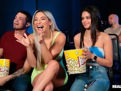お尻, ブロンド, フェラチオ, 浮気する, バック, 手コキする, キス, ストリッピング