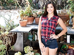 Gros cul, Gros seins, Brunette brune, Doigter, Masturbation, Rasée, Solo, Dénudage