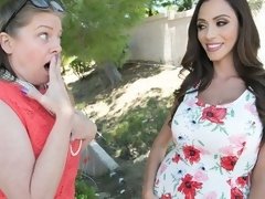 Gros cul, Brunette brune, En levrette, Branlette thaïlandaise, Hard, Masturbation, Mère que j'aimerais baiser, Nénés