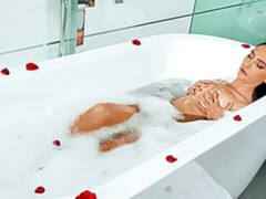 Kont, Badkamer, Bruinharig, Hondjeshouding, Masturbatie, Tiener, Tieten likken, Nat