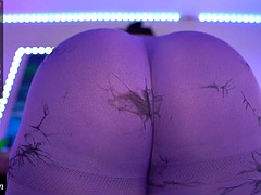 Oxlemon stimulates her pussy with a lush