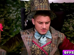 Gros cul, Brunette brune, Doigter, Groupe, Poilue, Branlette thaïlandaise, Jarretelles, Tatouage