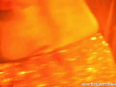 Bruinharig, Dansen, Erotisch, Indisch, Openbaar, Softcore pornografie, Alleen, Tieten likken