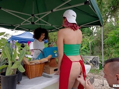 Grote mammen, Pijpbeurt, Lul, Sperma in gezicht, Interraciaal, Spijkerbroeken, Natuurlijke tieten, Buiten