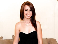 18 ans, Gros cul, Sucer une bite, Brunette brune, En levrette, Seins naturels, Adolescente, Nénés