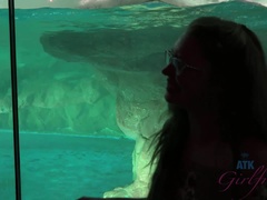 Enthousiasteling, Bruinharig, Vingeren, Vriendin, Masturbatie, Orgasme, Openbaar, Kut duiken