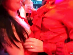 ブロンド, 茶髪の, 着衣女と全裸男, Hd, 異人種間, 公共, ストッキング, スインガー