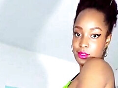 Grote kont, Grote mammen, Bruinharig, Zwart, Interraciaal, Ondergoed, Alleen, Strippen