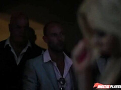 Grosser schwanz, Blasen, Verein, Im freien, Polizei, Muschi, Kurzes haar, Tätowierung