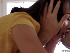 Sucer une bite, Brunette brune, En levrette, Hard, Fille latino, Seins naturels, Chatte, Nénés